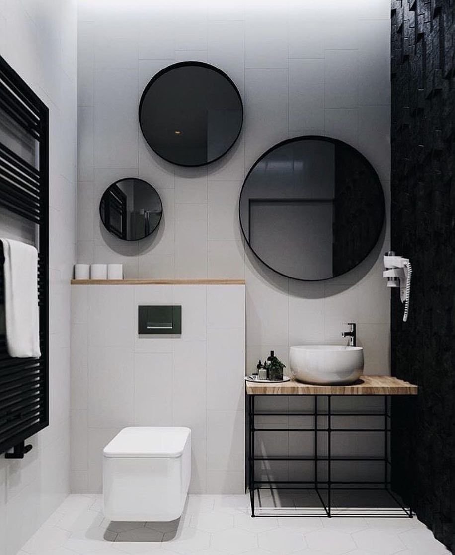Белая ванная комната с черными аксессуарами