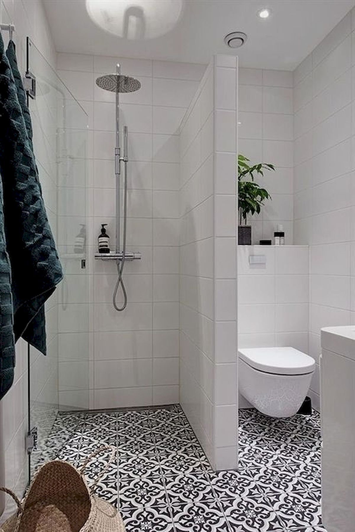 Дизайн ванной комнаты 2024 с душевой. Санузел с душевой. Санузел с душевой кабиной. Маленькая ванная с душевой кабиной. Ванная комната с душевой и туалетом.