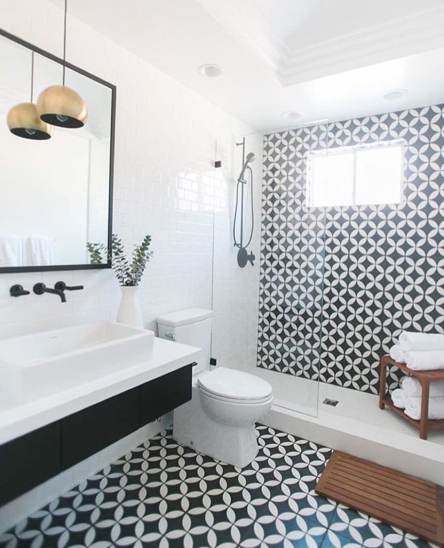 Ванная комната с черно белой плиткой