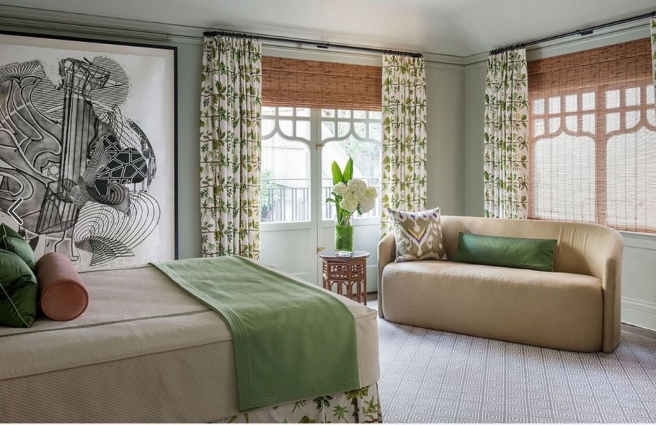 Зелёные шторы в интерьере спальни