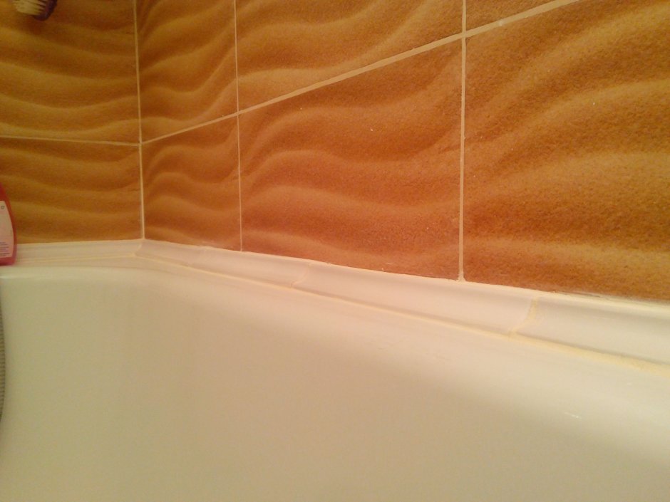 Плитка между ванной и стеной