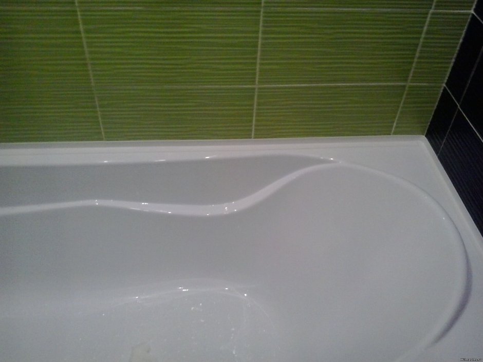 Стык ванной с крашеной стеной