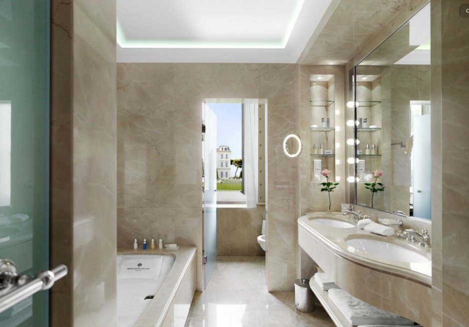 Красивая ванная комната с санузлом