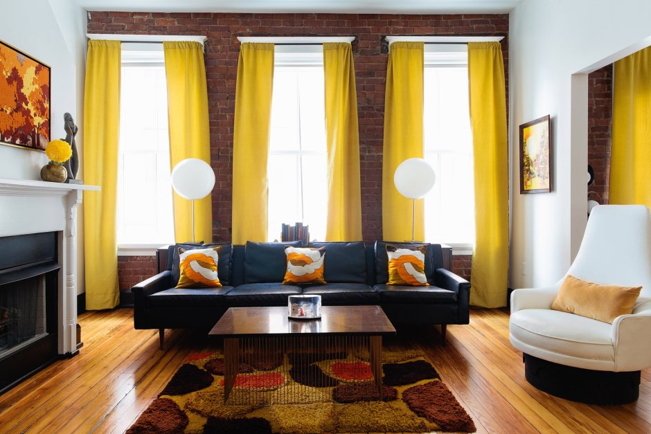 Коричневая мебель желтые шторы