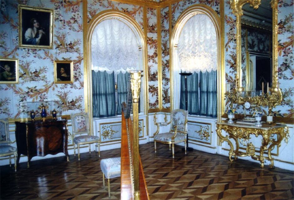 Штандартная Петергофский дворец