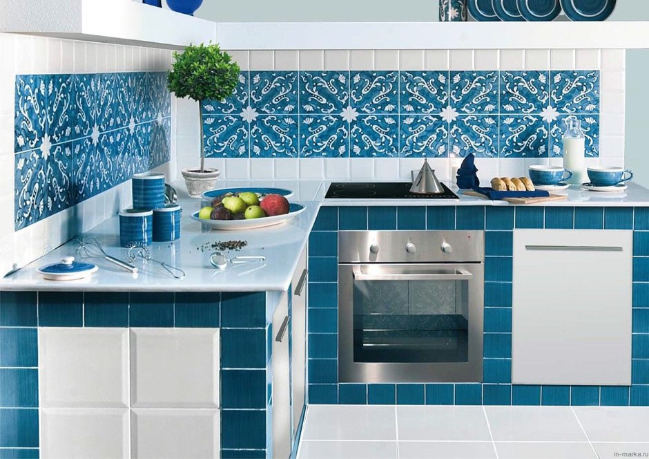 Синяя плитка для кухни на фартук