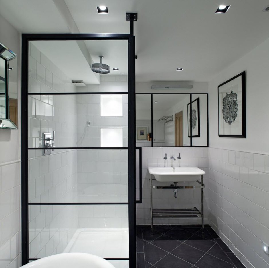 Светлая современная ванная комната с душевой