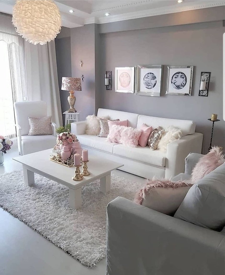 Белая гостиная с серым диваном