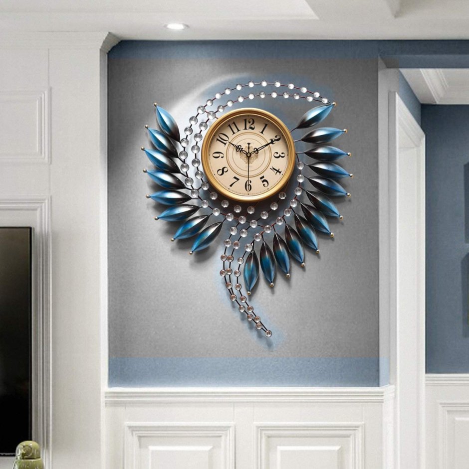 Новогодний дизайн с часами на стене