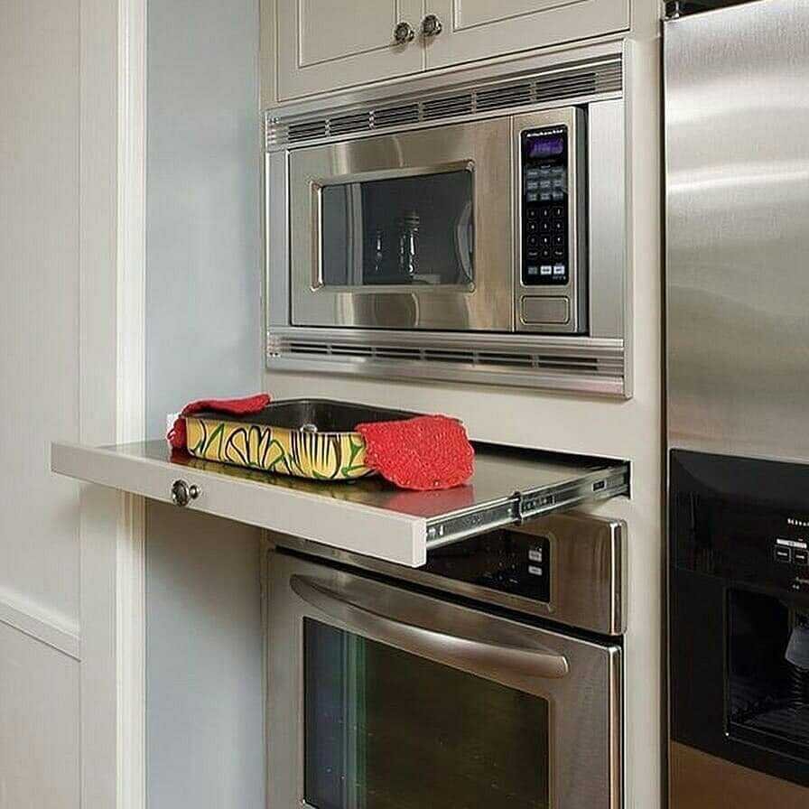 П-образная кухня с холодильником