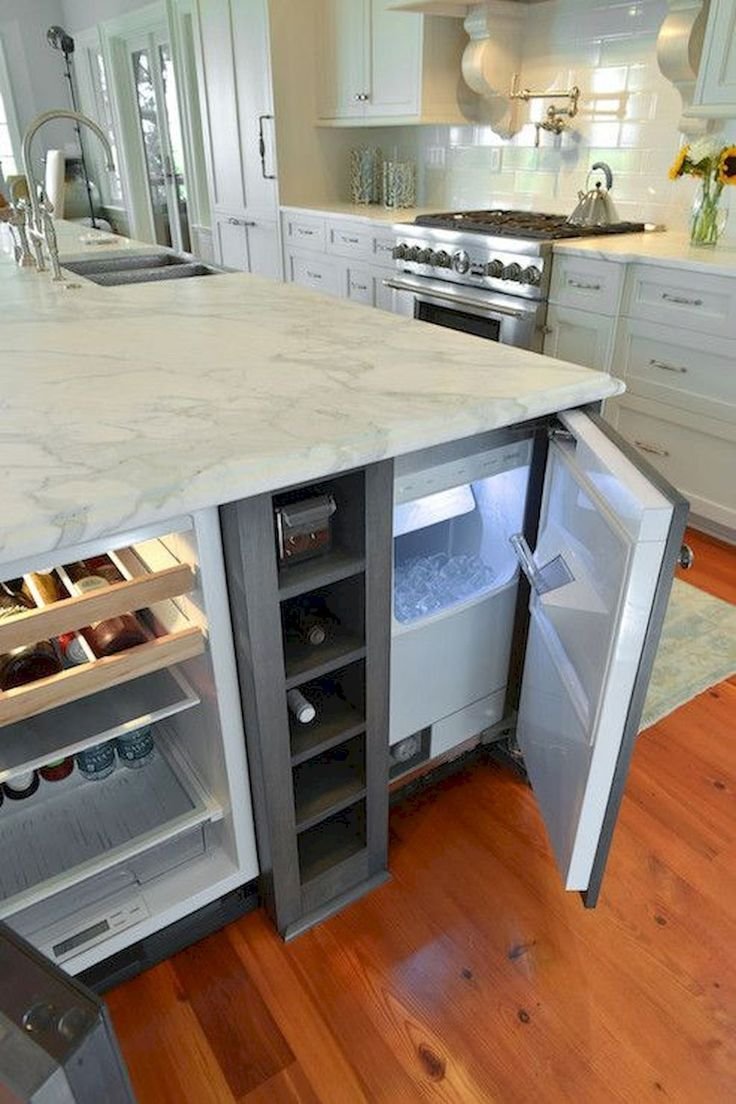 Угловая кухня с большим холодильником