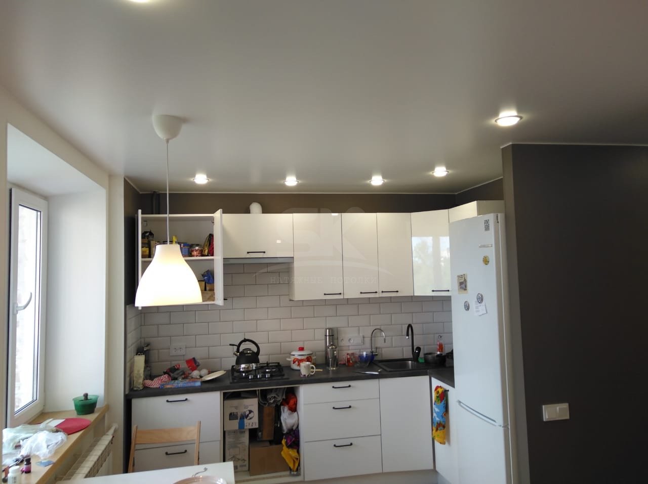 расположение точечных светильников на угловой кухне