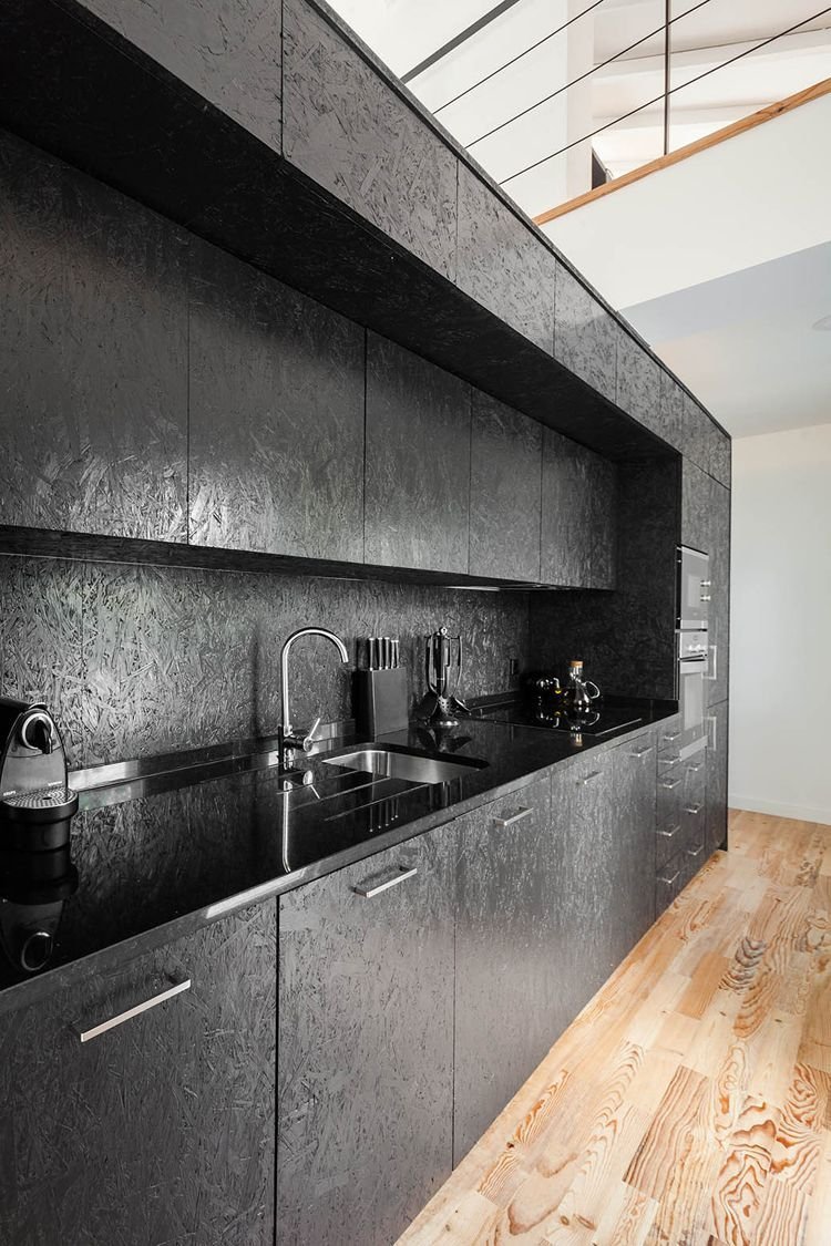 Кухня с бетонными стенами
