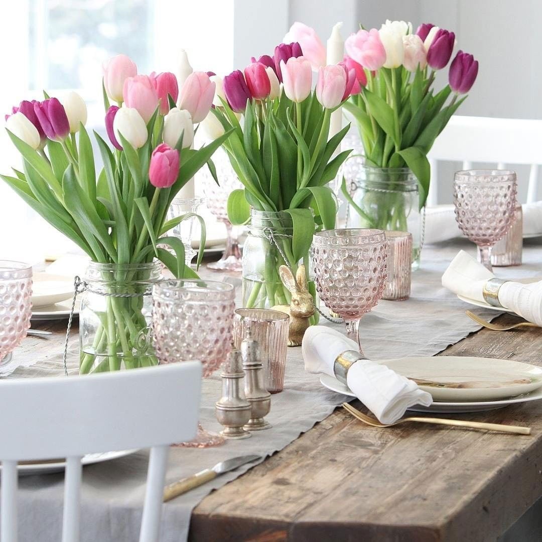 Розы можно ставить с тюльпанами. Весенний декор интерьера. Тюльпаны в интерьере. Весенние композиции в интерьере. Весенний декор на стол.