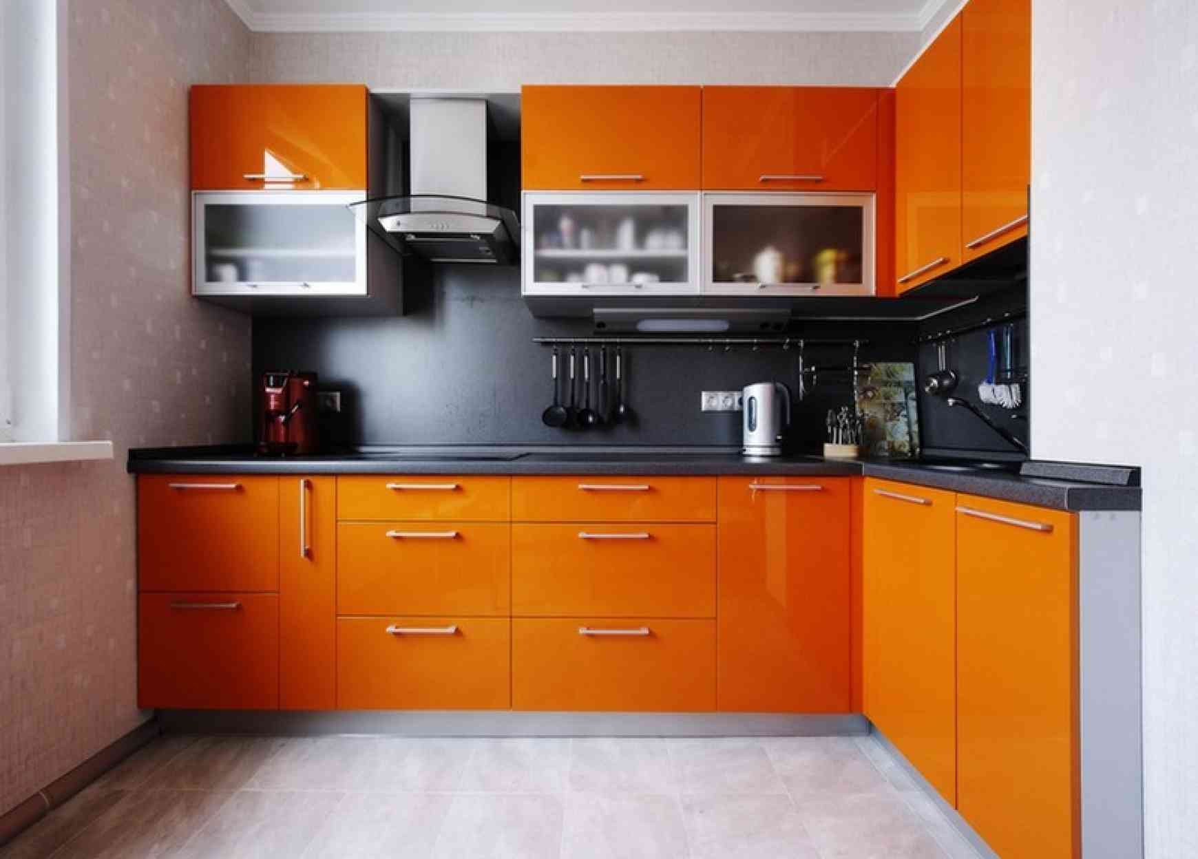 оранжевая кухня с темной столешницей
