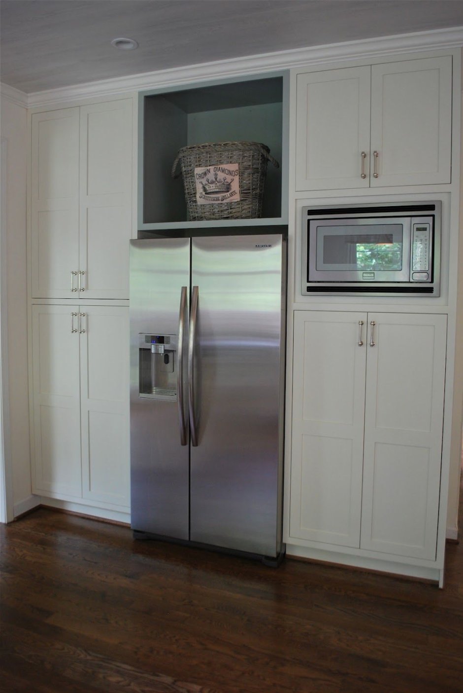 Глубокий шкаф над холодильником