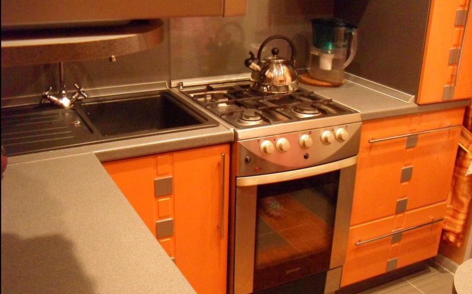 Кухонный гарнитур с встроенной газовой плитой