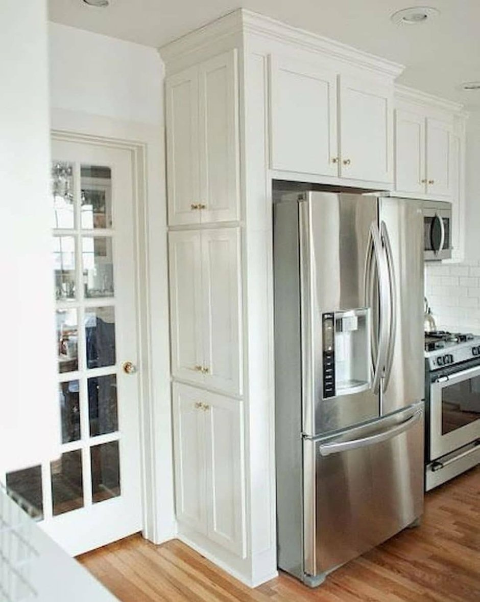Встраиваемый холодильник в интерьере маленькой кухни