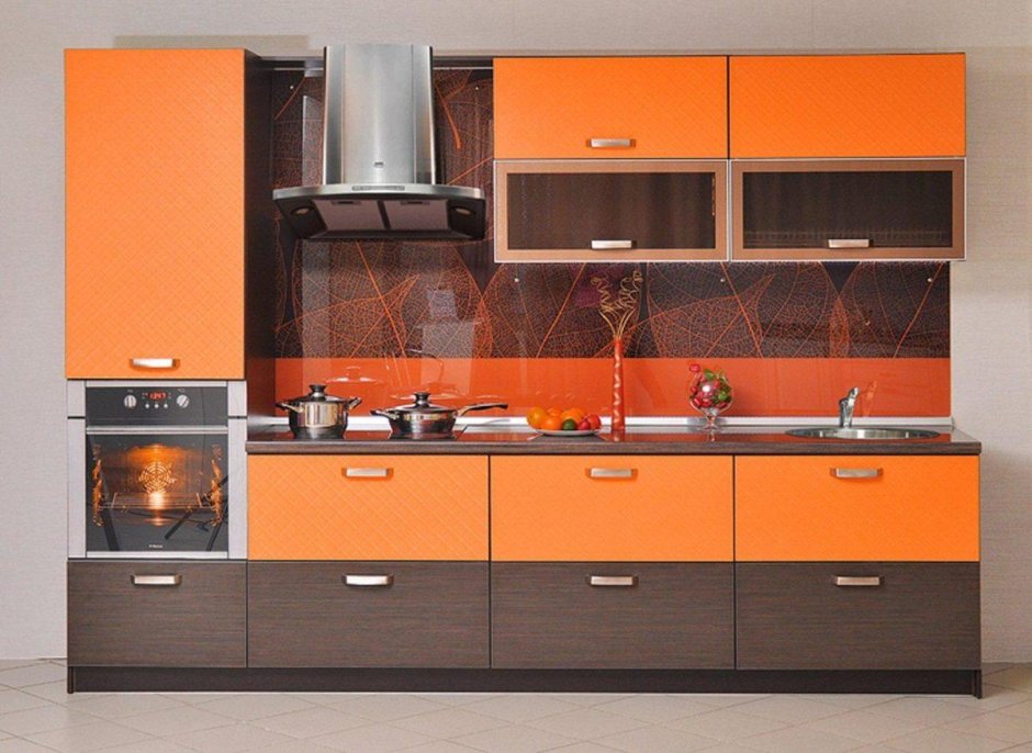 Кухня с холодильником терракотового цвета