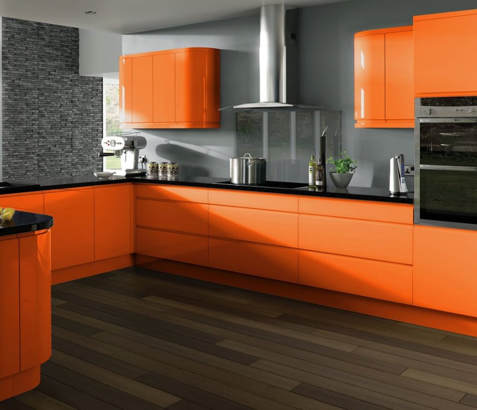 Белая кухня с оранжевой столешницей