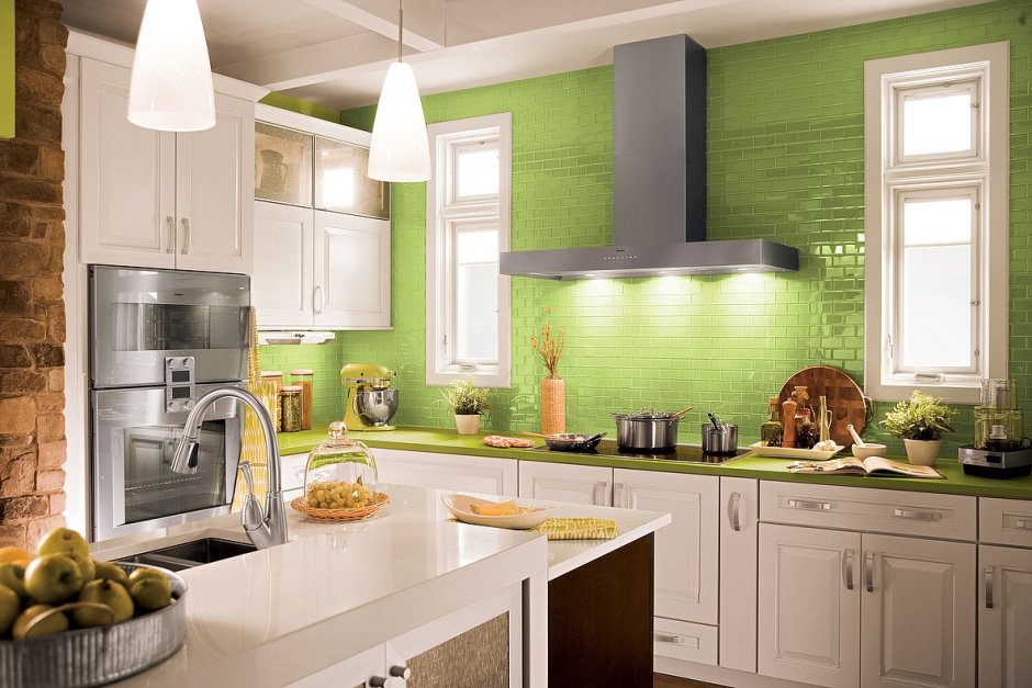 Кухня в зеленых тонах стены