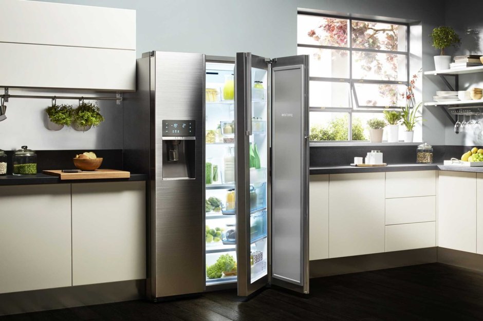 Кухня с холодильником и морозильной камерой