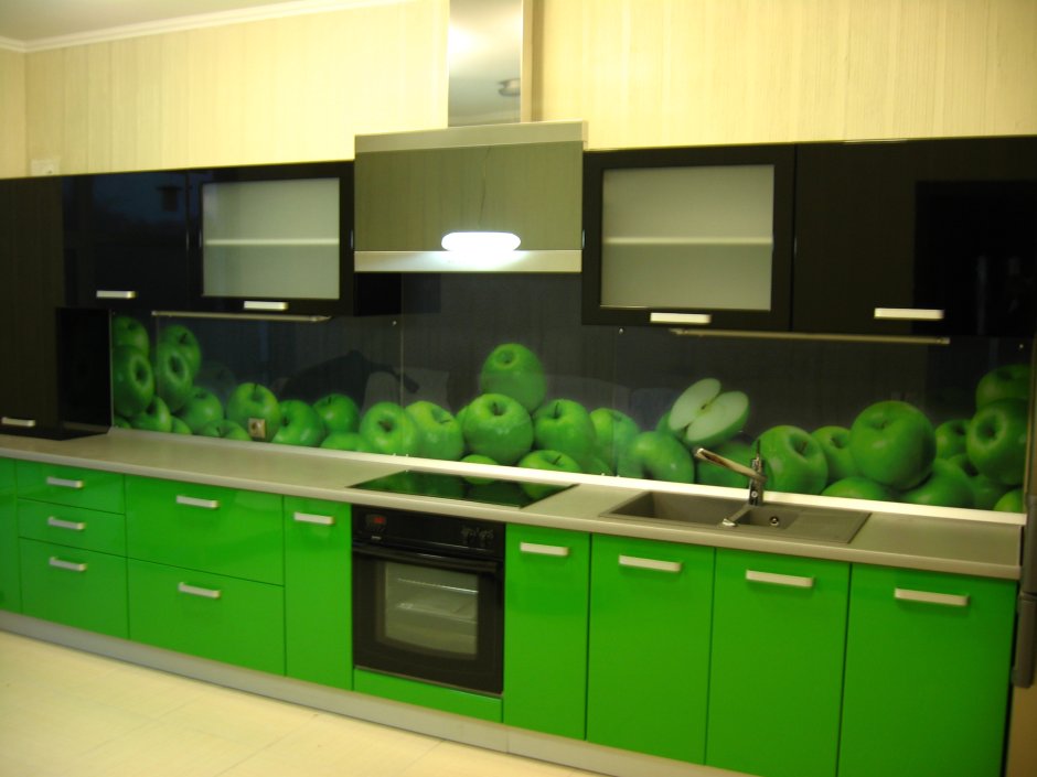 Кухня с зеленым фартуком