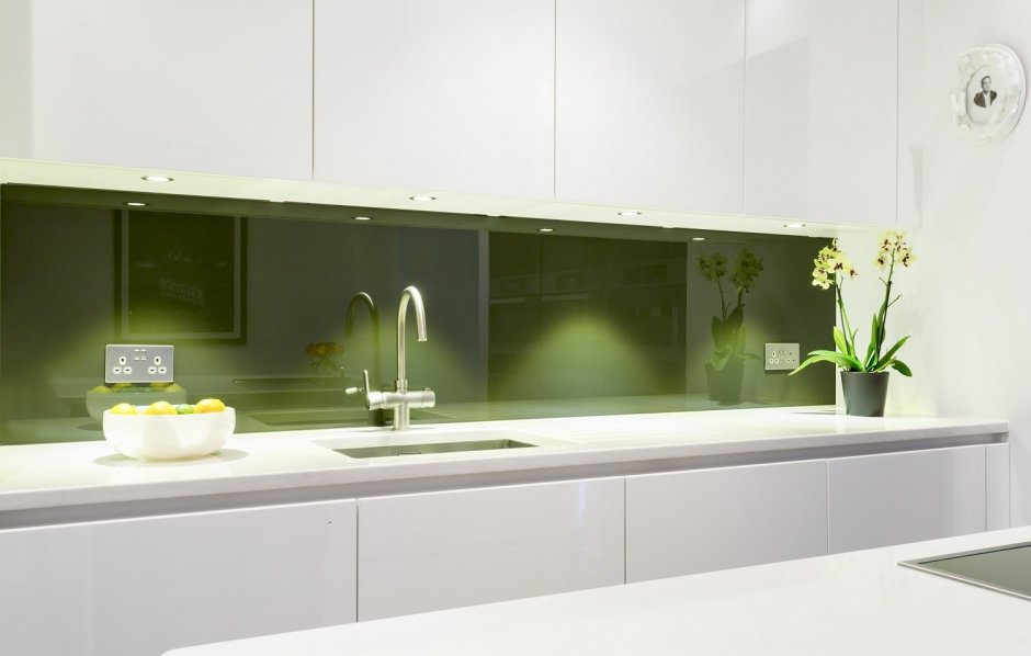 Стеклянные панели для зеленой кухни