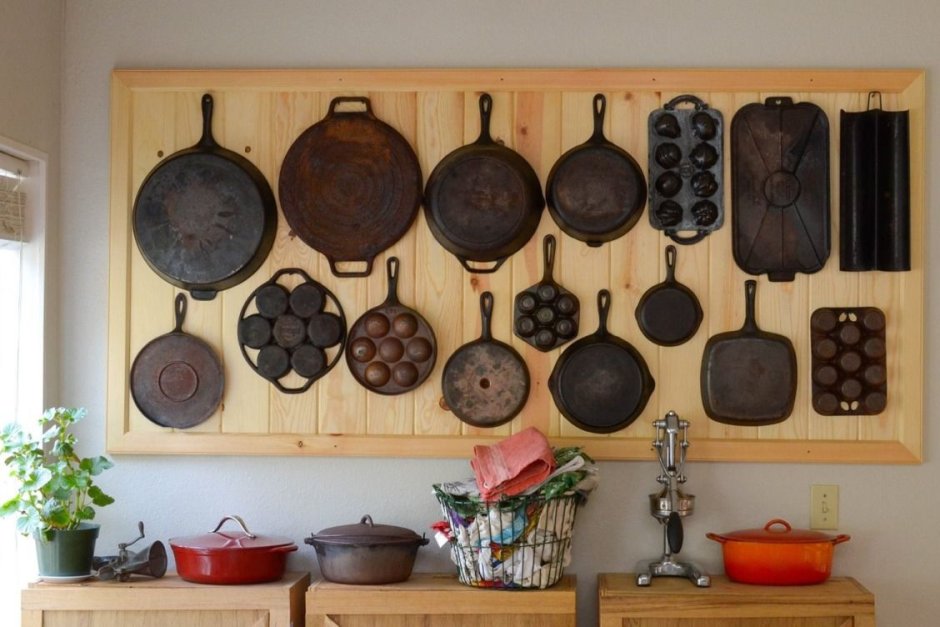 Сковородки на стене кухни