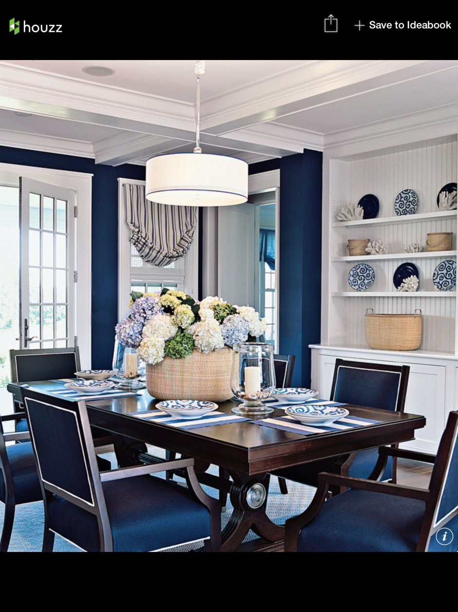 Дизайн гостиной синими обоями и обеденным уголком
