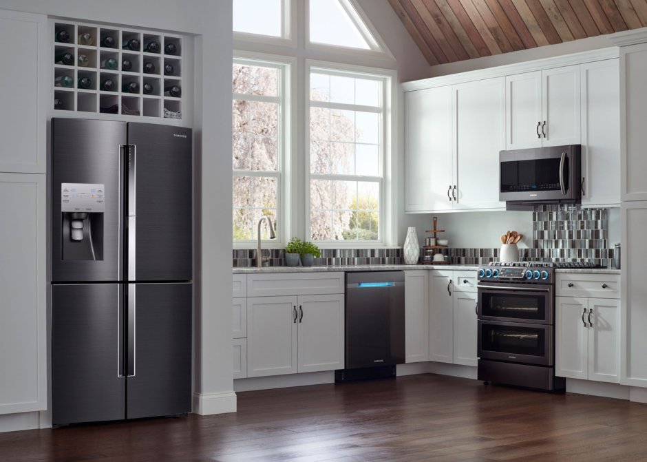 Кухни Неоклассика с холодильниками Side by Side