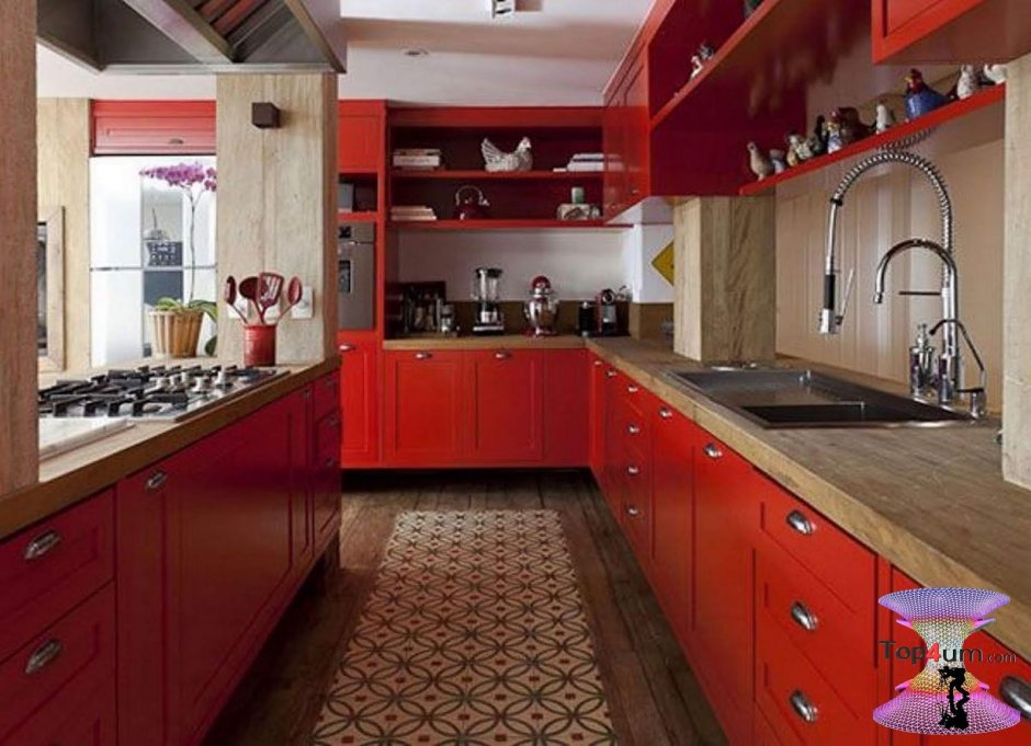 Красная кухня с древесной столешницей