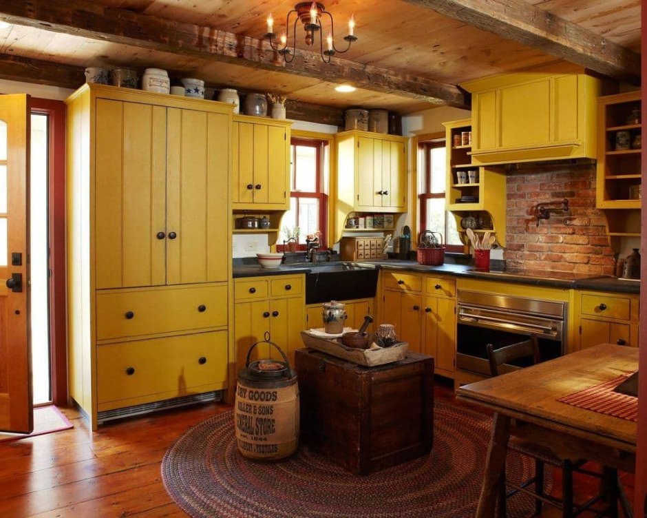 Желтая кухня в стиле Кантри