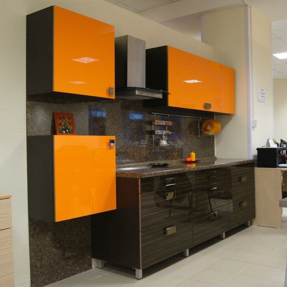 Оранжевая кухня с черной столешницей и фартуком