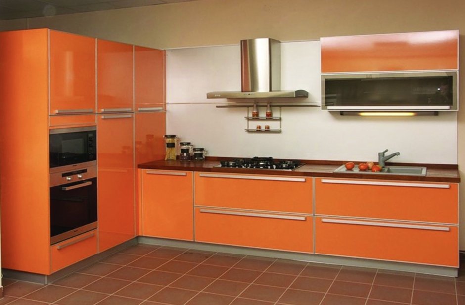 Интерьер кухни с оранжевым гарнитуром