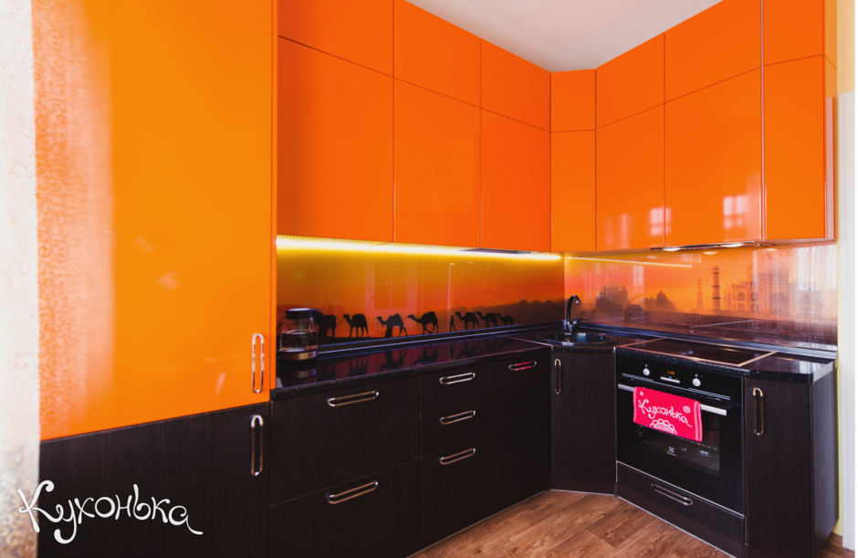 Кухонный гарнитур черно оранжевый