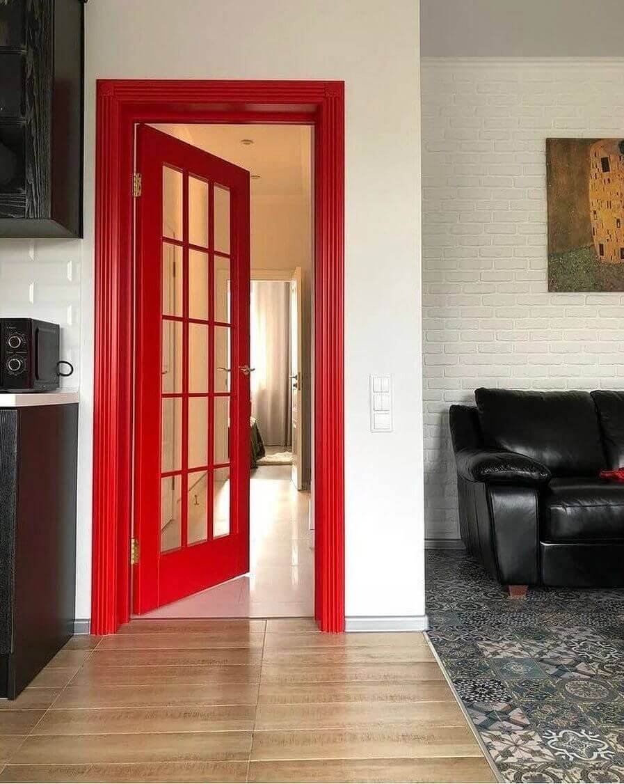 Красная межкомнатная дверь