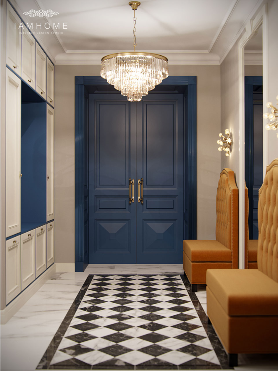 Синяя входная дверь в интерьере