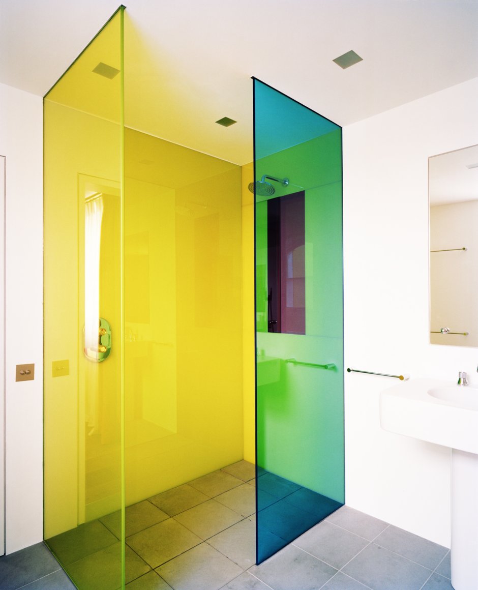 Цветные стеклянные перегородки в ванной