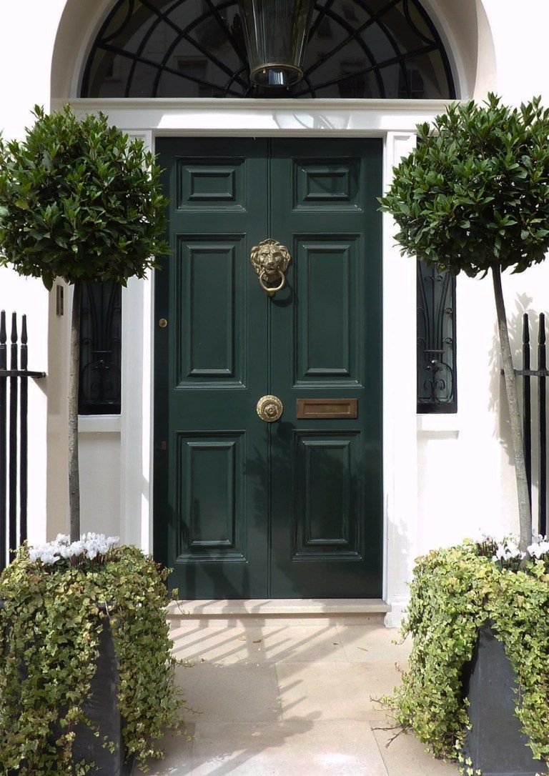 Входная дверь в английском стиле