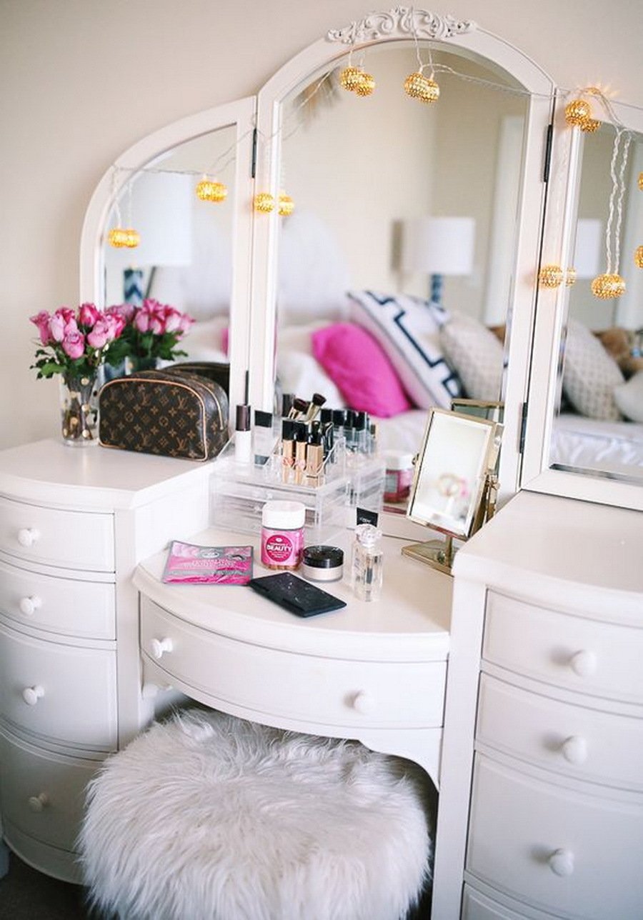 Столик с зеркалом для косметики в спальне