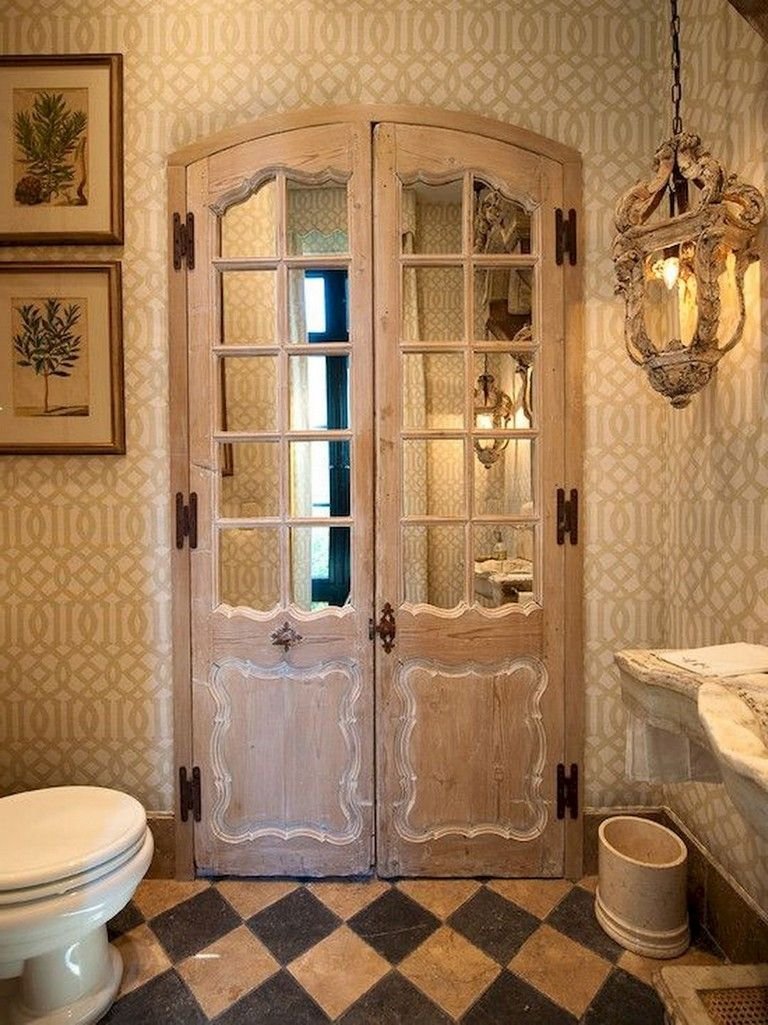 Деревянная дверь в ванную