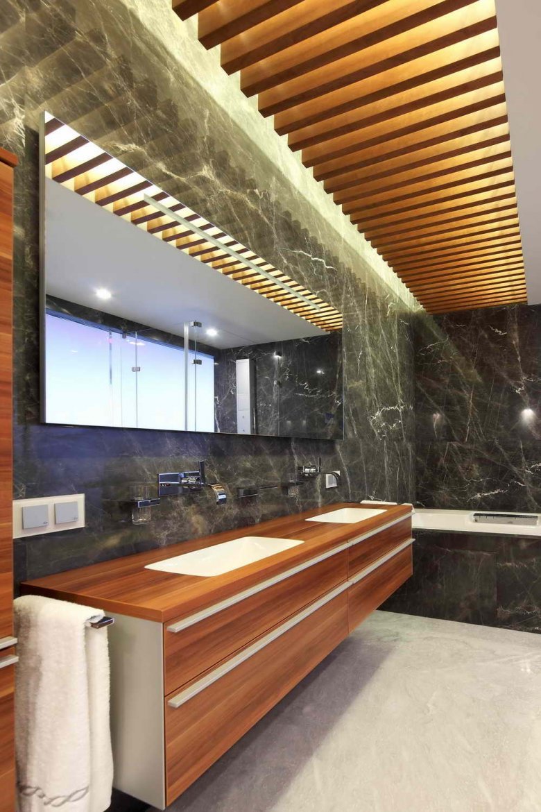 Реечный деревянный потолок в ванной