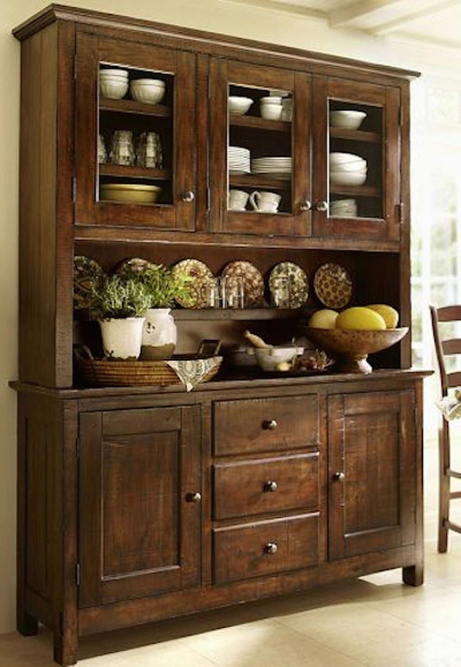 Деревянный кухонный шкаф