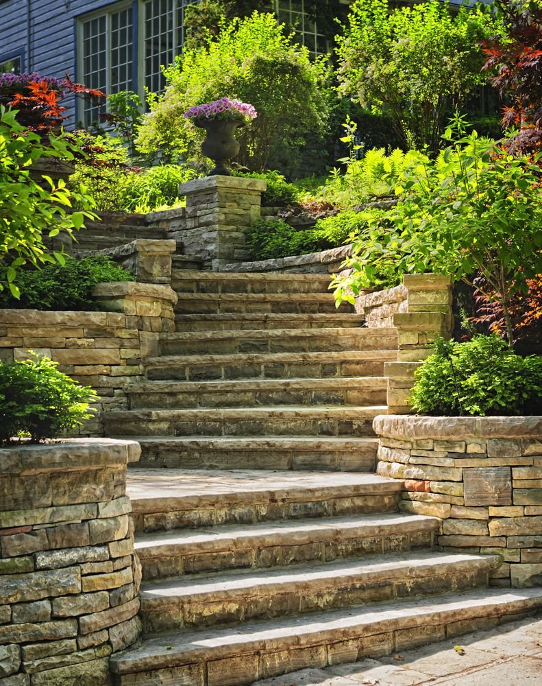 Каменные ступени в красивый сад