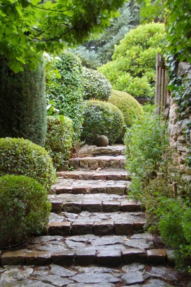 Каменные лестницы в саду