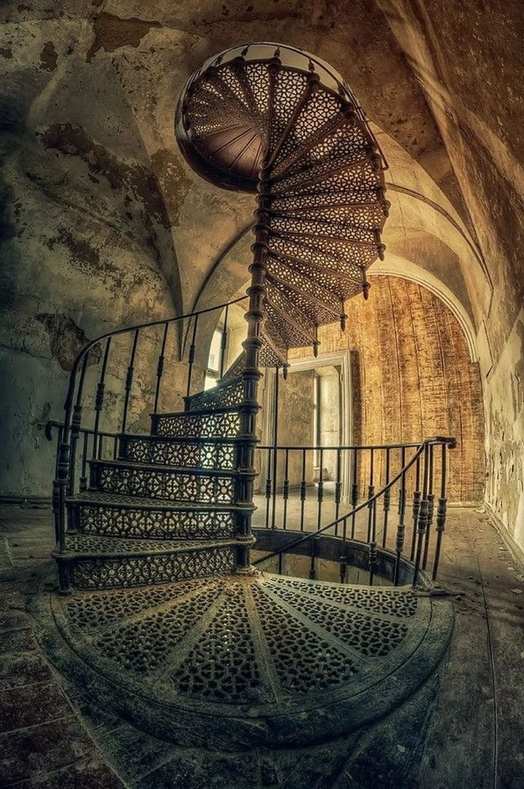 Средневековая винтовая лестница