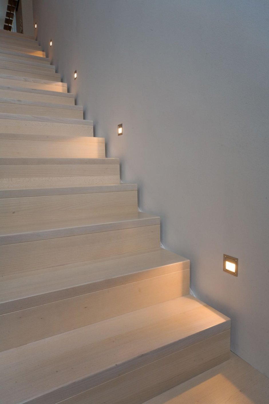 Светильники для ступенек лестницы в доме