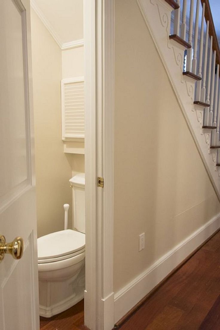 Туалет под лестницей в частном доме