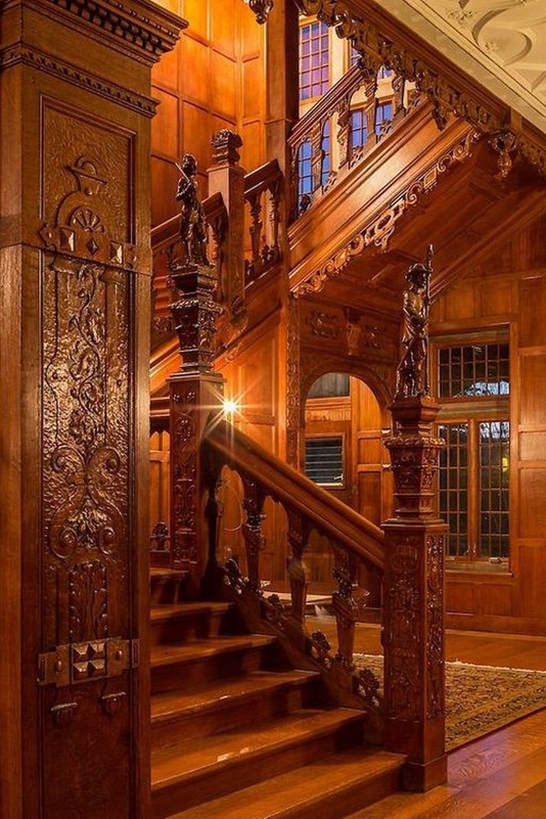 Старинная лестница в доме